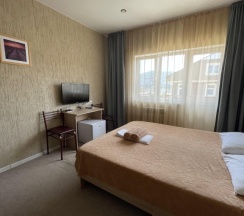 Двухместный номер Standard с балконом и с красивым видом из окна двуспальная кровать в Гранат