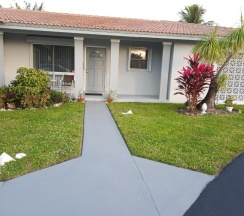 Коттедж с 2 комнатами в Private designer 8 room art getaway 2 Br-2Ba Full Kitchen Barbecue Patio 2min to beach