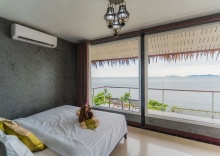 Коттедж Deluxe с балконом и beachfront в Koh Jum Resort