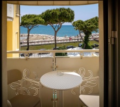Двухместный номер Deluxe с частичным видом на море двуспальная кровать в Hotel Le Lampare