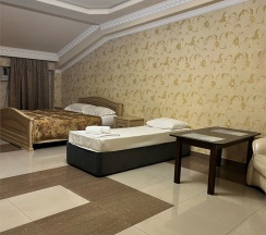 Трёхместный Стандартный номер с двуспальной и односпальной кроватями в Grand