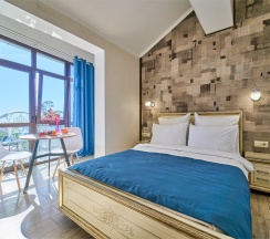 Студия Панорамная улучшенная с балконом, мини кухней и видом на город и море в Амбассадор