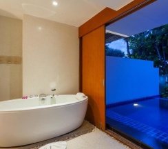 Pool вилла рядом с пляжем в La Flora Resort Patong