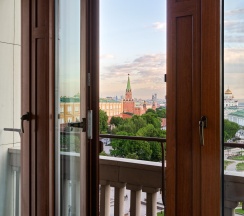 Номер люкс Премьер с 1 двуспальной кроватью в Four Seasons Hotel Moscow