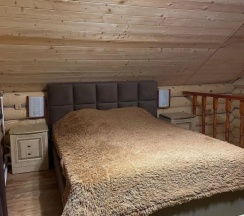Коттедж с балконом и с красивым видом из окна в Домик в лесу