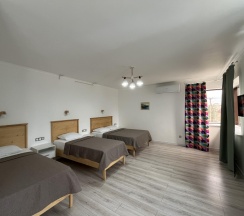 Номер стандарт семейный с 2 односпальными и 1 двуспальной кроватью в Домино