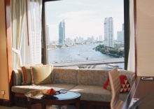 Номер Shangri-La Wing Connecting с видом на реку в Shangri-La Bangkok