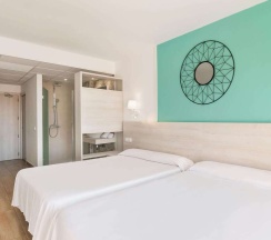 Двухместный номер с видом на бассейн двуспальная кровать в Hotel Best Lloret Splash