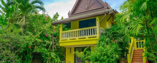 Студия с балконом и с красивым видом из окна в Chez Charly Bungalow