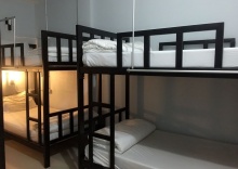 Кровать в общем номере в The Metallic Hostel