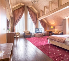 Двухместный полулюкс Мансарда с красивым видом из окна двуспальная кровать в Театр