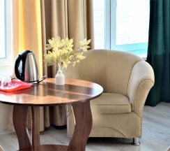 №11. Семейный номер с двуспальной кроватью, диваном и видом на Байкал в Прибой