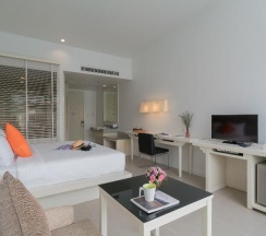 Двухместный номер Deluxe с красивым видом из окна двуспальная кровать в The Briza Beach Resort Khaolak