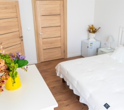 Двухкомнатный номер Люкс на трех-четырех гостей с балконом видом на море (корпус Б) в Оптимист