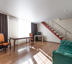 Двухуровневый большой семейный номер с балконом на 6-7 человек и видом во двор (корпус Б) в Оптимист