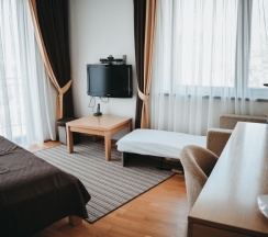 Двухместный номер Superior с балконом и с видом на море двуспальная кровать в Diana Palace