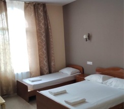 Номер стандарт с 2 односпальными и 1 двуспальной кроватью в Оптима