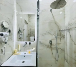 Двухместный номер Comfort с балконом и с красивым видом из окна двуспальная кровать в Parallel