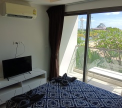 Студия с балконом и с красивым видом из окна в Апартаменты Laguna Beach Resort 3 The Maldives