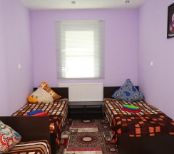 Кровать в 3-местном общем номере в Уютный дом