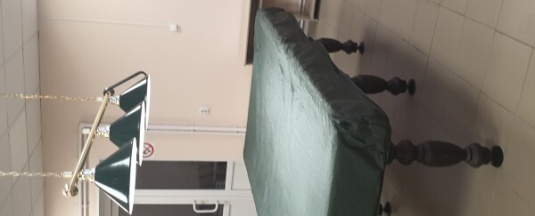 Бюджет двухкомнатный раковиной и зеркалом. в У лысой горы