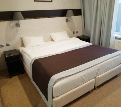 УЛУЧШЕННЫЙ ДВУХМЕСТНЫЙ НОМЕР С 1 КРОВАТЬЮ KING-SIZE ИЛИ С 2 ОТДЕЛЬНЫМИ КРОВАТЯМИ И ОДНОЙ ДОПОЛНИТЕЛЬНОЙ КРОВАТЬЮ в Петербург