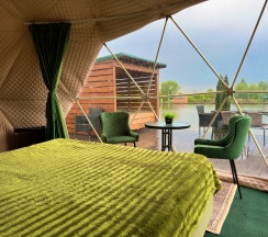 Геокупол с 1 двуспальной кроватью в Family Park