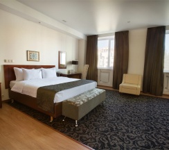 Люкс  с большой кроватью king size в Бенефит Плаза