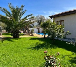 Двухместный коттедж с красивым видом из окна (двуспальная кровать) в Вилла Апсуа