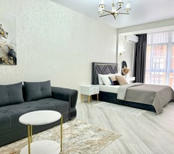 Современная студия с панорамными окнами и видом на озеро в Как Дома 05