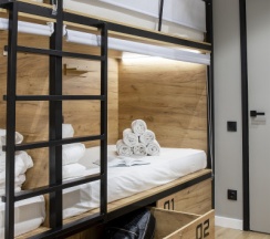 Кровать в 8 местном женском номере в Via hostel