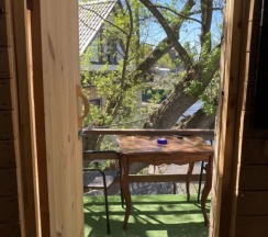 Коттедж с балконом и с красивым видом из окна в Дом на Волге