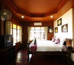 Двухместное бунгало Superior с видом на бассейн двуспальная кровать в Tharathip Resort