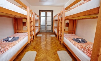 Кровать в общем номере с красивым видом из окна в Хостел Smart Inn