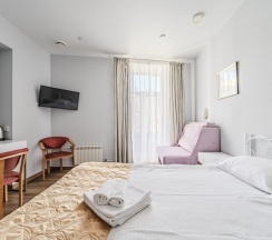 Улучшенная комната с доп. местом и балконом в Октавиана