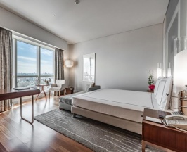 Номер Swiss Executive, с доступом в Swiss Executive Lounge - с большой двуспальной кроватью в Swissotel Красные Холмы