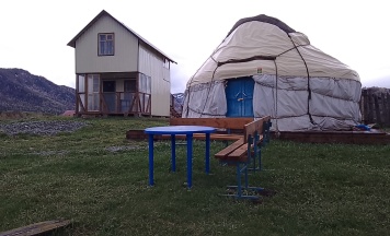 Четырехместный номер с 1 двуспальной или 2 односпальными кроватями в Озёра Красной горы