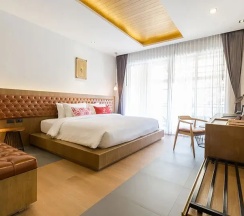 Двухместный Aurico Superior Over the Pool с балконом двуспальная кровать в Aurico Kata Resort & Spa