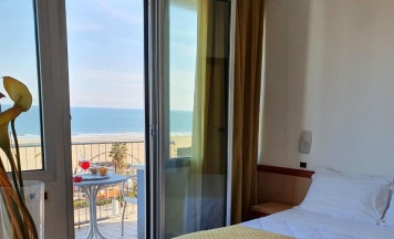 Двухместный номер Standard с видом на море двуспальная кровать в Hotel Tilmar