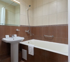 Комфорт  двухкомнатный с двуспальной кроватью в Автозаводская