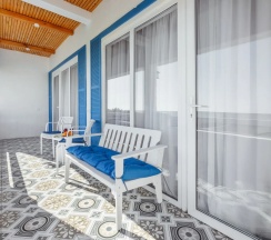 Люкс с 2 комнатами с балконом и с красивым видом из окна в Villa Blanca