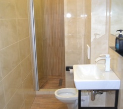 Четырёхместные апартаменты Premium с 3 комнатами с балконом и с видом на горы в Валентина