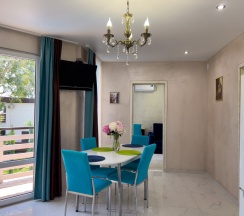 Апартаменты с 2 комнатами с балконом и с красивым видом из окна в Лазурный берег