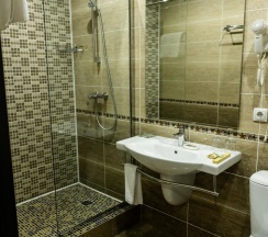 Номер стандарт с 1 двуспальной кроватью (с завтраком) в Center