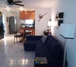 Коттедж с 2 комнатами в Private designer 8 room art getaway 2 Br-2Ba Full Kitchen Barbecue Patio 2min to beach