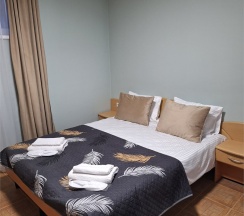 УЮТНЫЙ 11 ТРЕХМЕСТНЫЙ НОМЕР С ДВУСПАЛЬНОЙ КРОВАТЬЮ, ОДНОМЕСТНЫМ ДИВАН НА 3 ЭТАЖЕ в Цитрус