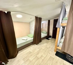 Общий 7-местный номер для мужчин и женщин с удобствами на этаже в Rest Home