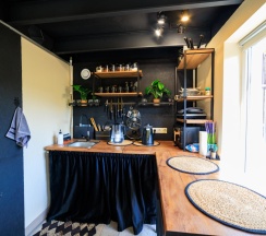 Студия с балконом и с красивым видом из окна в Японский домик