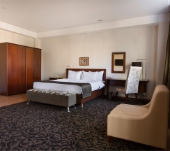 Люкс  с большой кроватью king size в Бенефит Плаза