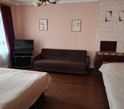1-комнатные апартаменты стандарт с 2 односпальными и 1 двуспальной кроватью в Гостевой дом